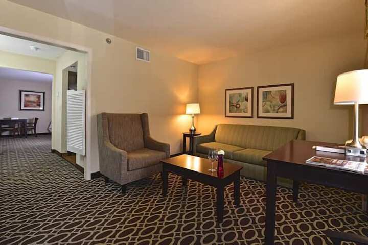 Sunday House Inn and Suites