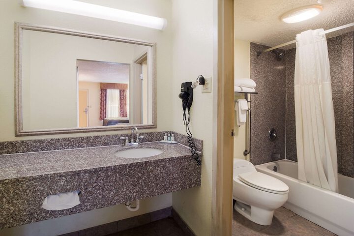Quality Inn & Suites Conference Center Statesboro Historic District