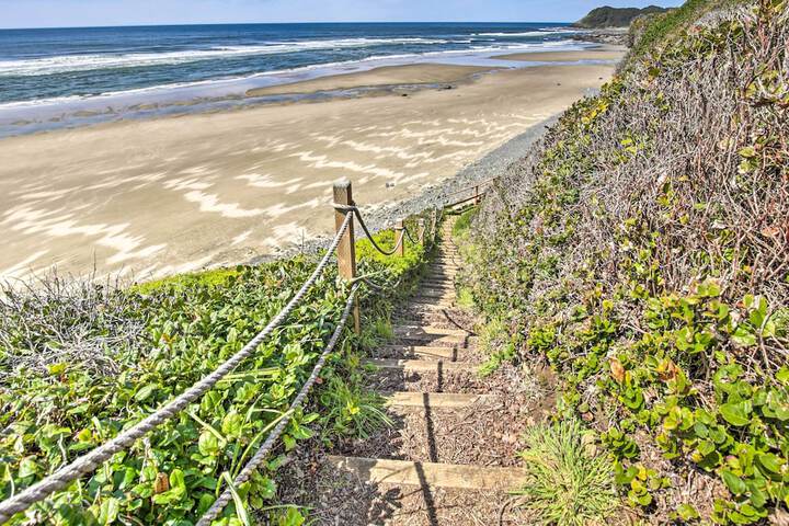 Oceanfront Cottage W / deck & Secluded Beach Access!