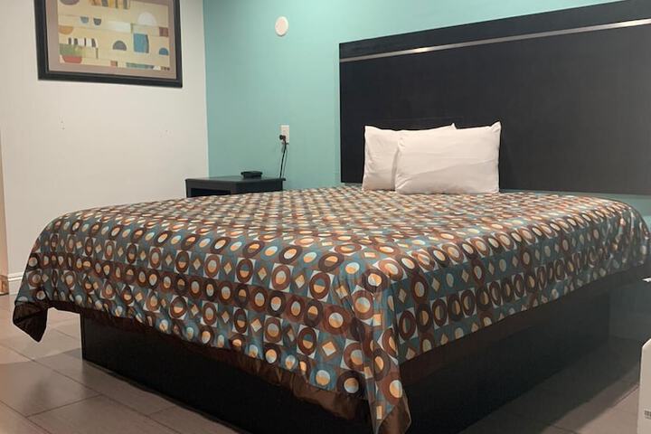 Room 10 of 33