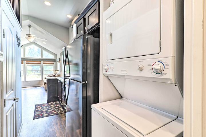 Eureka Tiny Home w / Hot Tub & Community Beach!