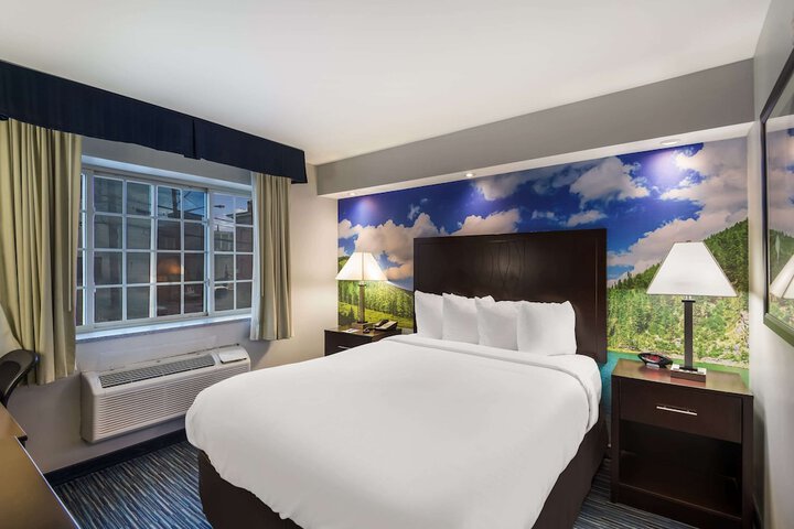 Room 9 of 32