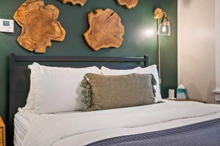 The Aurora Inn & Cottages