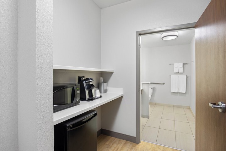 Holiday Inn Express & Suites Carrollton West by IHG