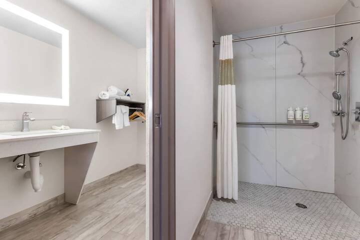 Baymont by Wyndham Arlington at Six Flags Dr