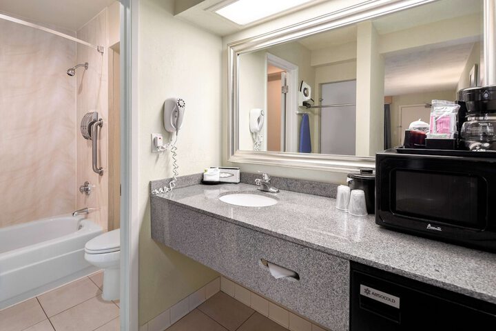 Room 6 of 25
