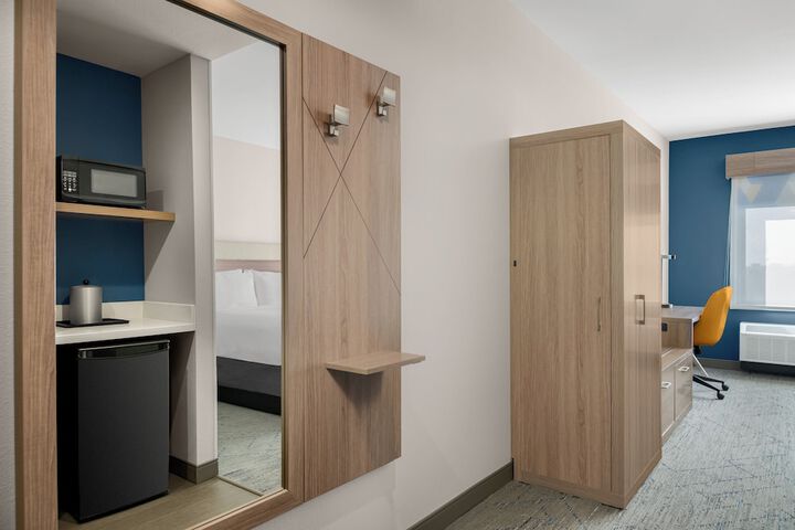 Holiday Inn Express & Suites DFW Airport Southwest - Euless