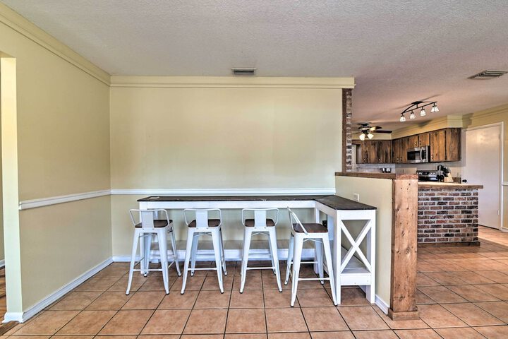 Grand Valrico Home w / Deck Fire Pit & Yard!