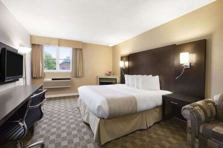 Days Inn & Suites by Wyndham North Bay Downtown