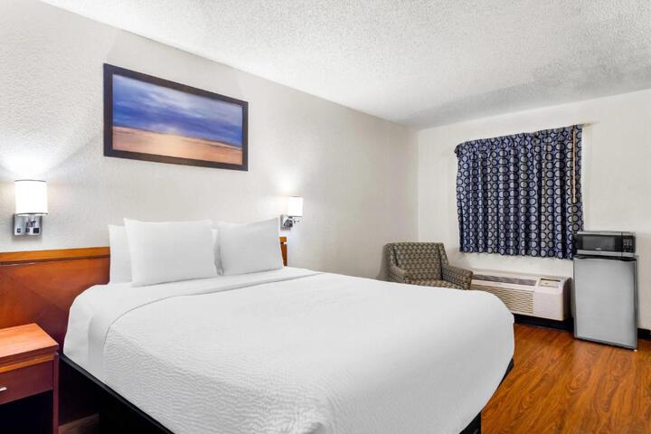 Travelodge Suites by Wyndham MacClenny