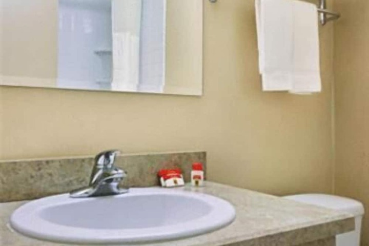 HomeSpring Inn & Studios