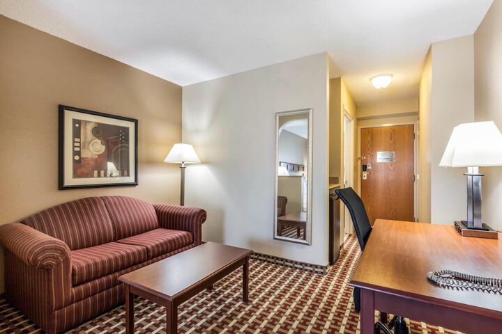 Quality Suites Paducah I-24