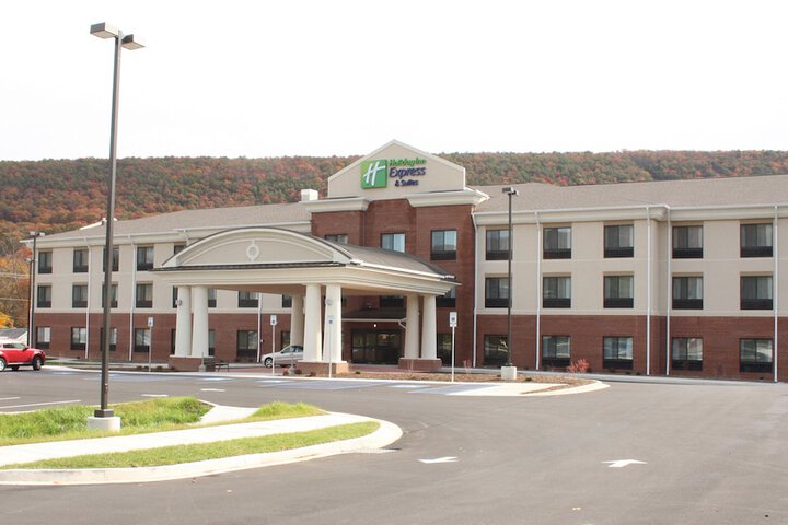 Holiday Inn Express & Suites Cumberland - La Vale by IHG