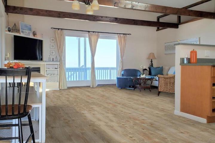 Oceanfront Penthouse with Family & Friends