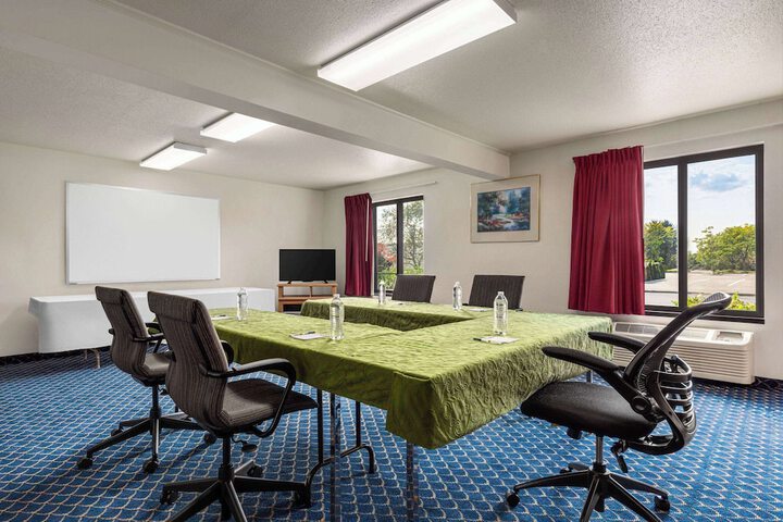 Super 8 by Wyndham Germantown / Milwaukee