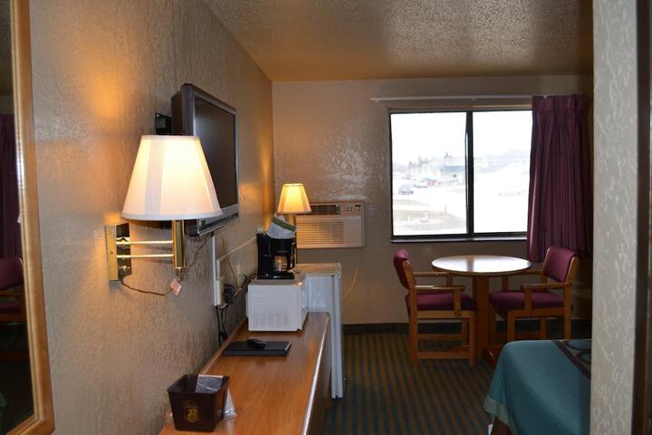 Super 8 by Wyndham Devils Lake