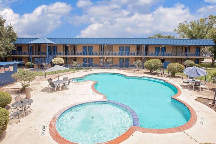 Days Inn by Wyndham Bay City