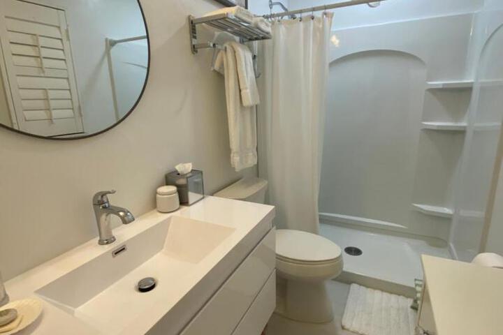 Closest 1BR to Vanderbilt Beach full kitchen with dishwasher, ALL NEW!