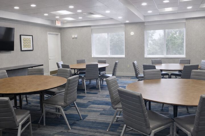 Holiday Inn Express & Suites Winner by IHG