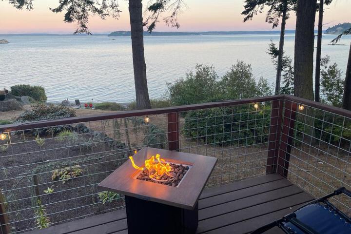 Puget Sound Chic Romantic Cottage with Private Beach Access & Gated Entry