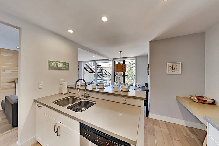 Immaculate Beach W / Pool Hot Tub & Balconies 2 Bedroom Condo