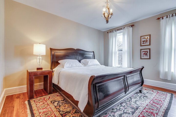 Walk to Garden & Restaurants: Zanesville Apartment