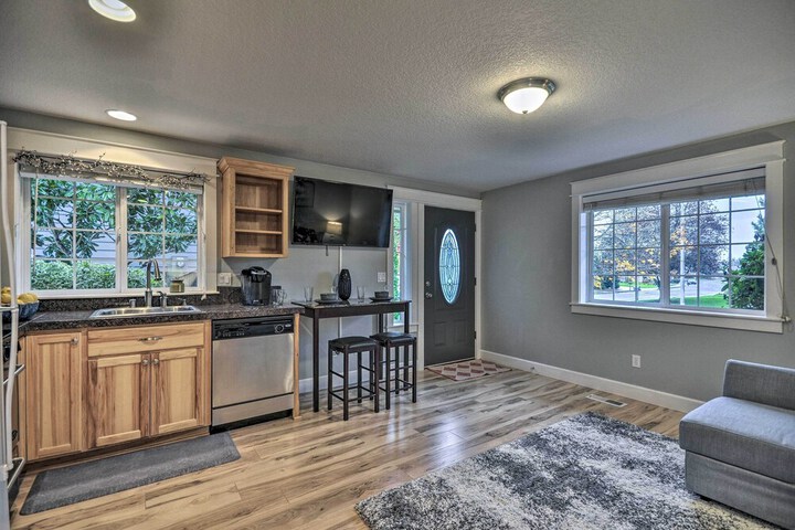 Chic Battle Ground Apartment 18 Mi to Vancouver!