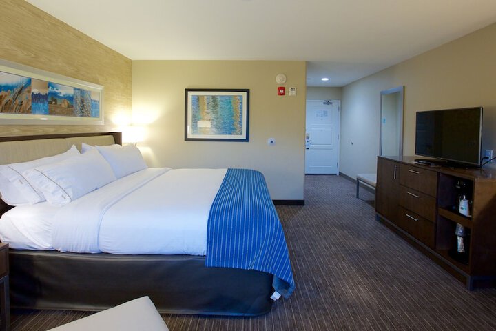 Holiday Inn Express Fargo SW - I-94 Medical Center by IHG