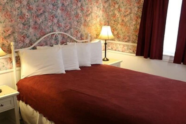 Red Caboose Motel