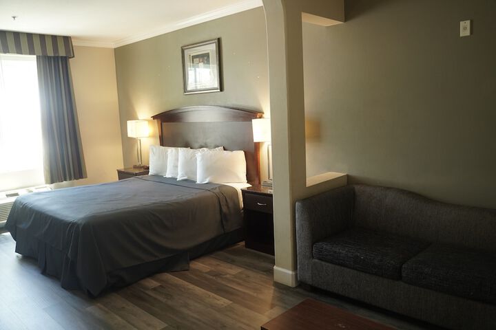 Harbor Inn & Suites