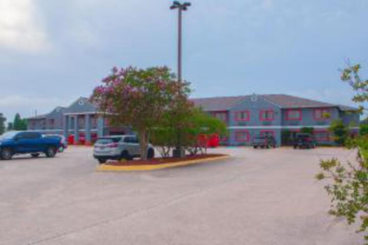 OYO Townhouse Donaldsonville - Gonzale