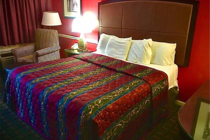 Room 23 of 28