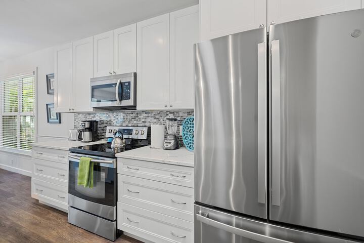 Sardinia Vacation Rental: Delightful Coastal Home near Vanderbilt Beach. Relax in a Private Pool and Spacious 4-BR Retreat with Modern Amenities. Ideal for Families. Minutes from Mercato and Local Attractions