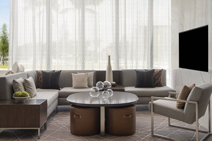 Lounge 49 of 56