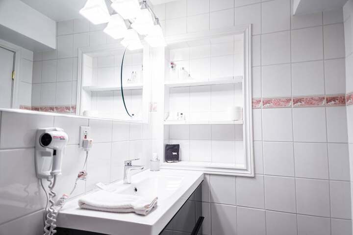 Room 27 of 140