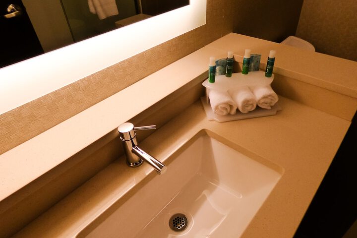 Holiday Inn Express & Suites Plymouth - Ann Arbor Area by IHG