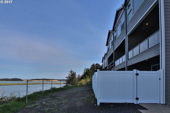 Seagate: Starboard coos Bay~premiere Property