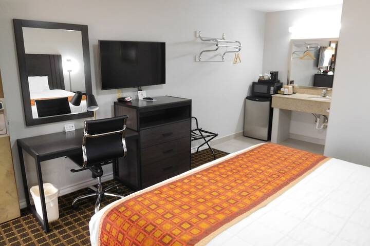 Room 6 of 12