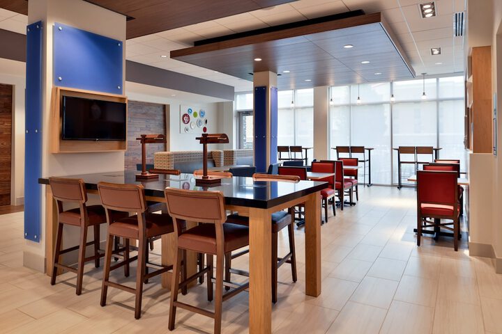 Holiday Inn Express & Suites Marshalltown by IHG