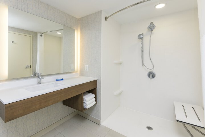 Holiday Inn Express & Suites North Bay by IHG