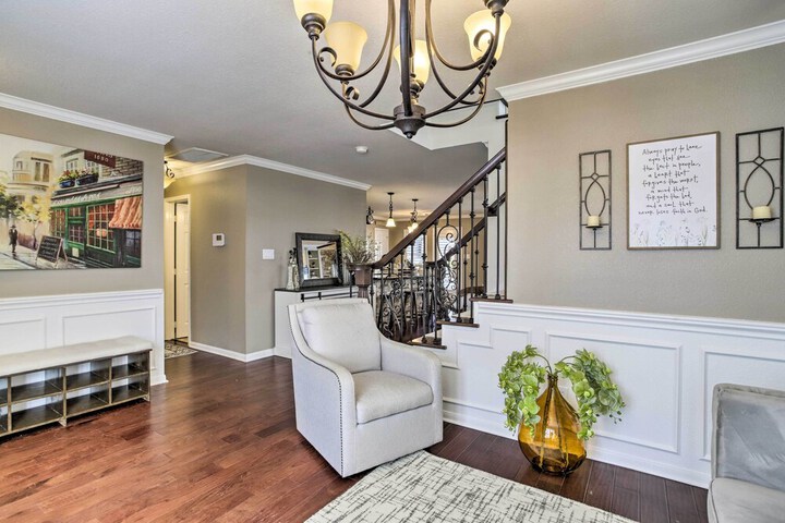 Luxe Home 30 Miles to Houston w / Pool & Grill