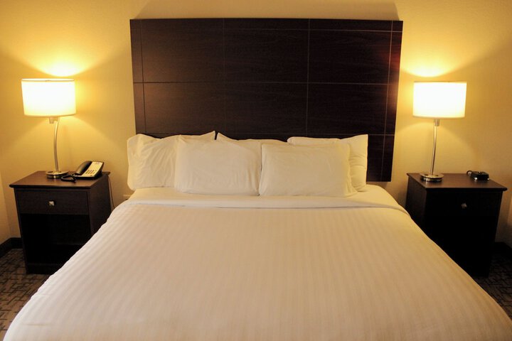 Cobblestone Hotel & Suites – Devils Lake