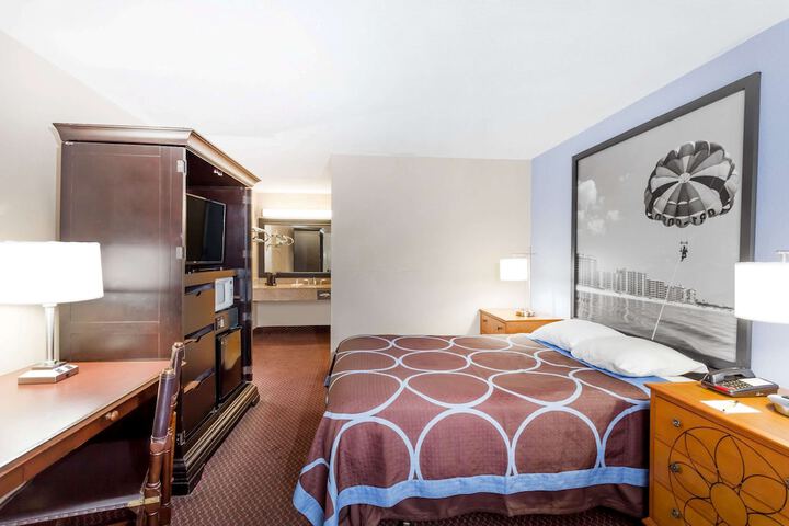 Room 13 of 38