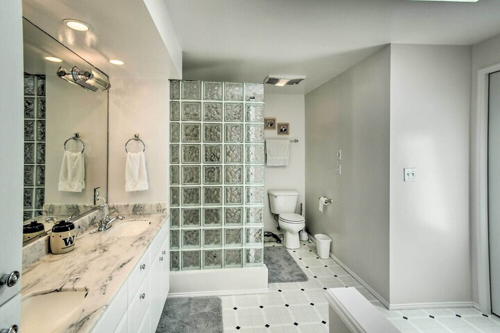 Spacious Family Home on Golf Course: Hike & Bike!
