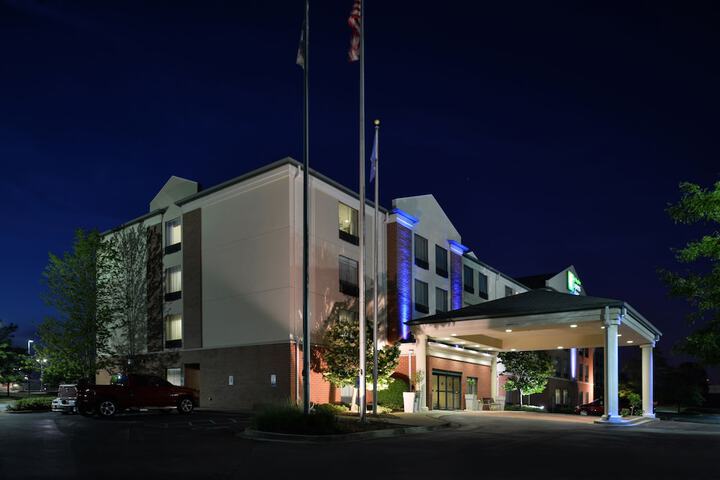 Holiday Inn Express & Suites New Berlin by IHG