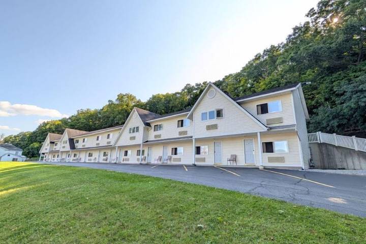 The Falls Motel - 2 Mi to Watkins Glen State Park Seneca Lake " AND 4 Mi to Watkins Glen International Track " The Glen "