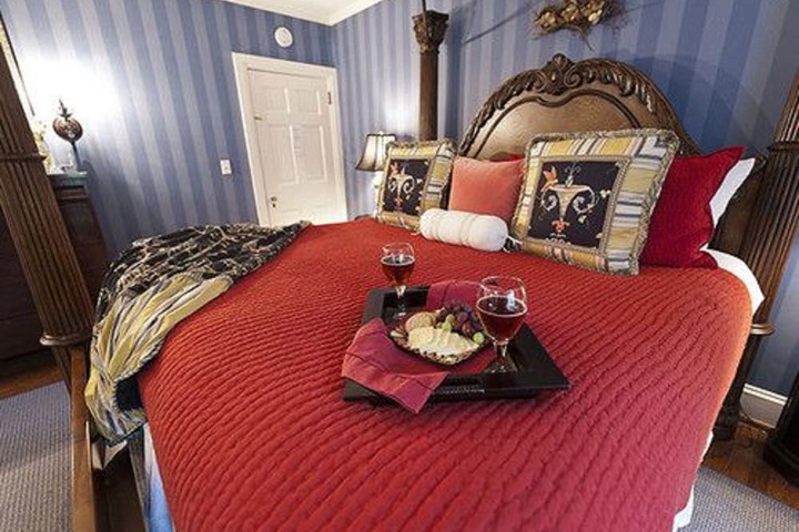 10 Fitch Luxurious Romantic Inn
