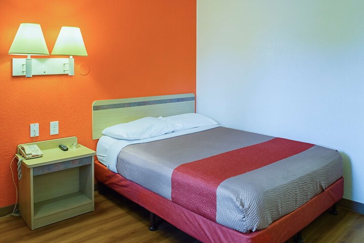 Room 9 of 16