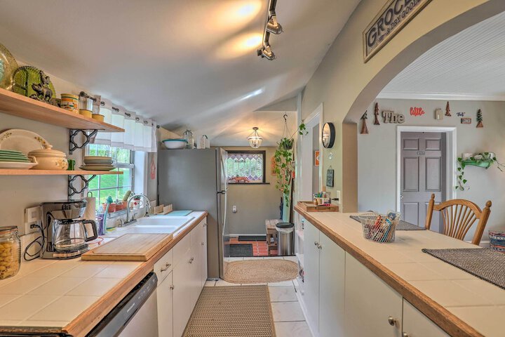 Stylish Woodfin Home w / Backyard & Fire Pit