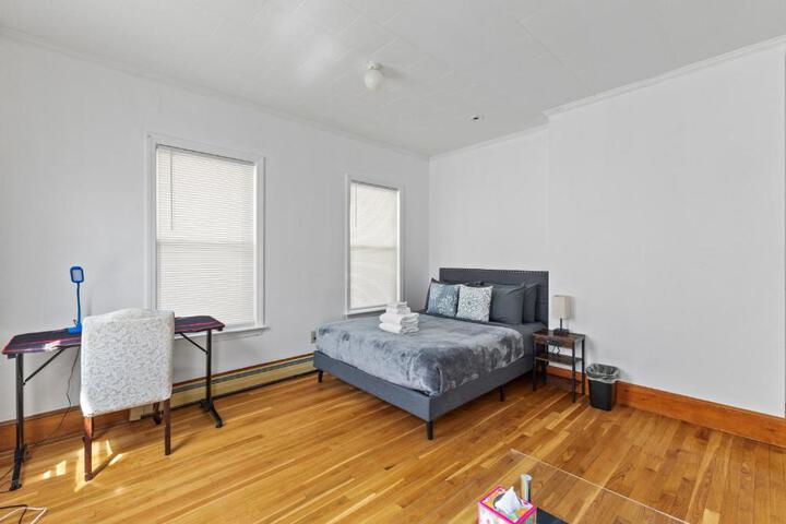 17-19Cozy & Spacious 6BR home in Malden with window AC and free parking